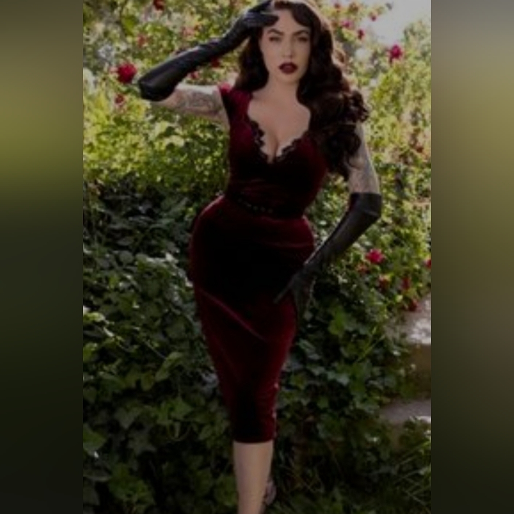 La femme en noir Baudelaire wiggle dress in oxblood S